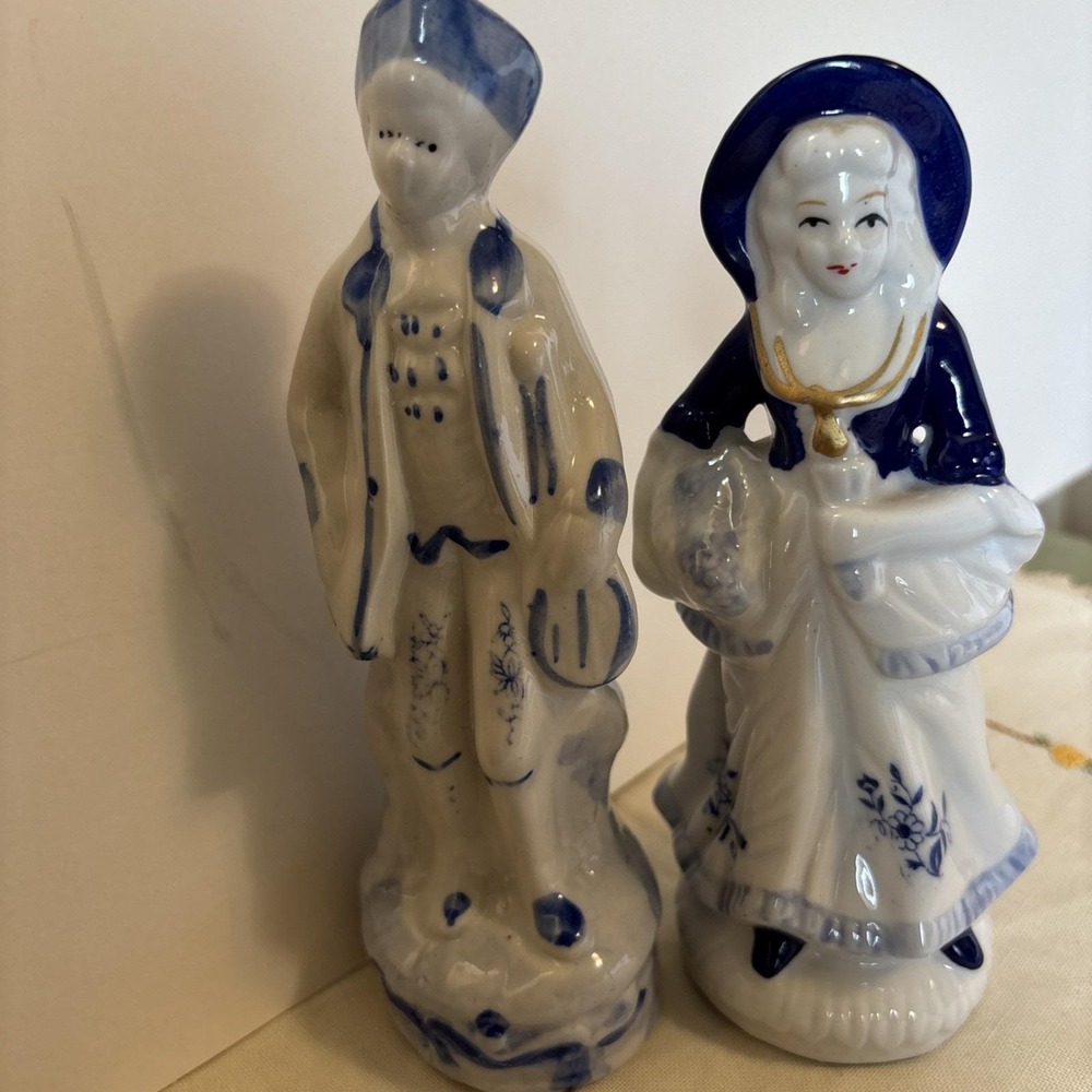 Vintage Porcelain Figurines Blue White Colonial Man with Lute And Lady With Fan - Picture 6 of 10